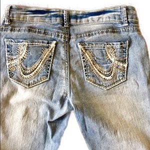 No Boundaries distressed jeans